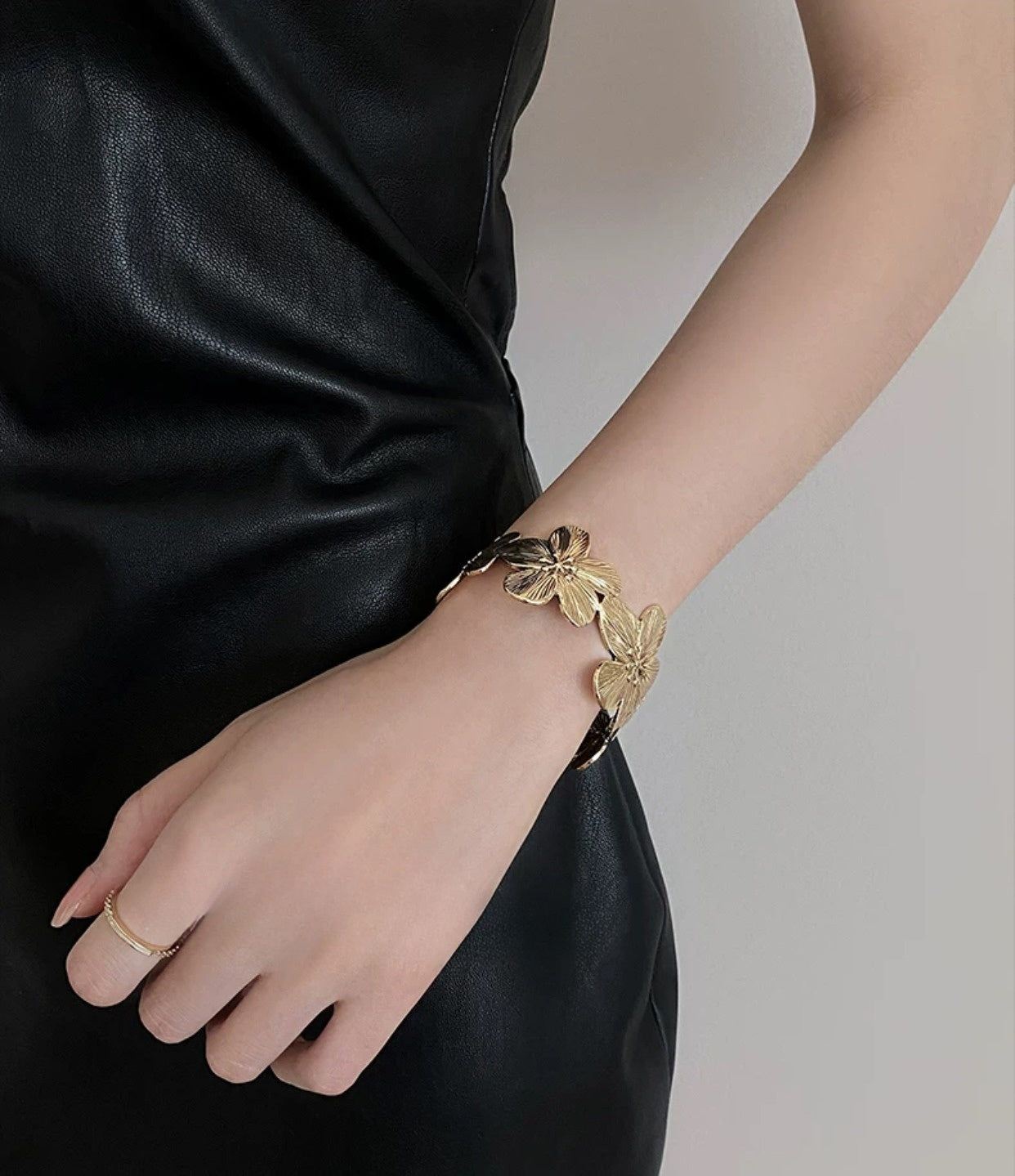 Vintage Golden Flower Bracelet